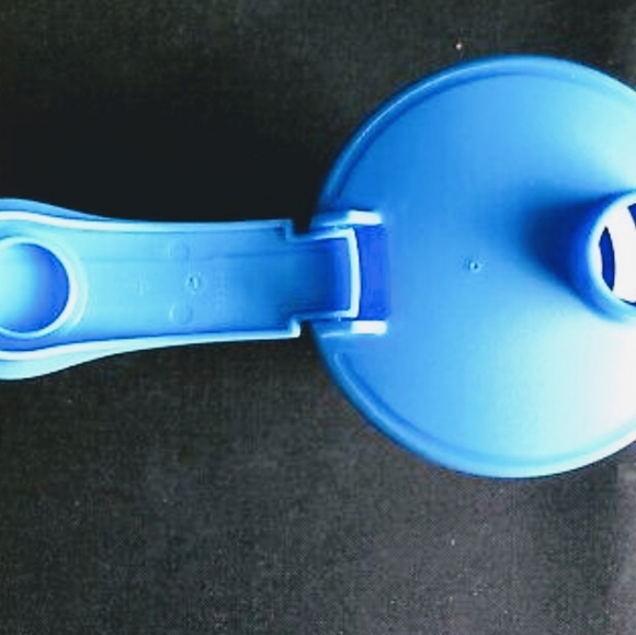 Tupperware taffy water  blue Quick Shake container - Picture 2 of 9